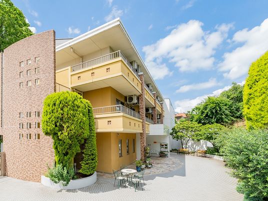 明るい外観の建物