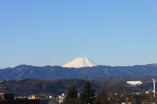 晴れた空と山々