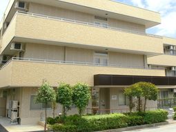 明るい外観の建物