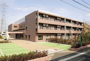 施設の看板エントランス