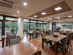 庭に面したダイニング