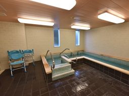 バリアフリーの洗い場付き浴室
