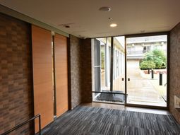 廊下と中庭の景観