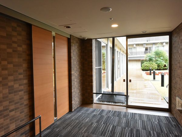 廊下と中庭の景観