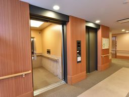明るい廊下とエレベーター