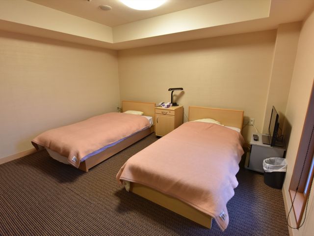 シンプルなツイン居室 