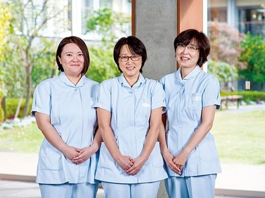制服のスタッフ3人  