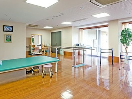 明るい機能訓練室  