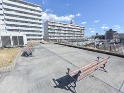 ベンチが並ぶ施設の外観