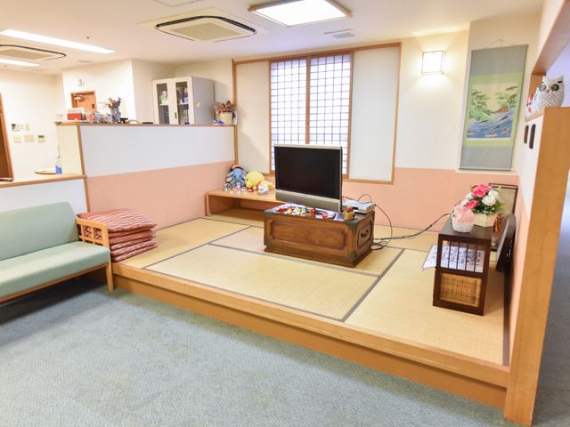 和風の共有ラウンジ 待合室 和の温もりを感じる共有ラウンジです。畳の上でのんびりとテレビを見たり、くつろぎながら交流が楽しめます。