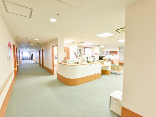 広々とした明るい廊下