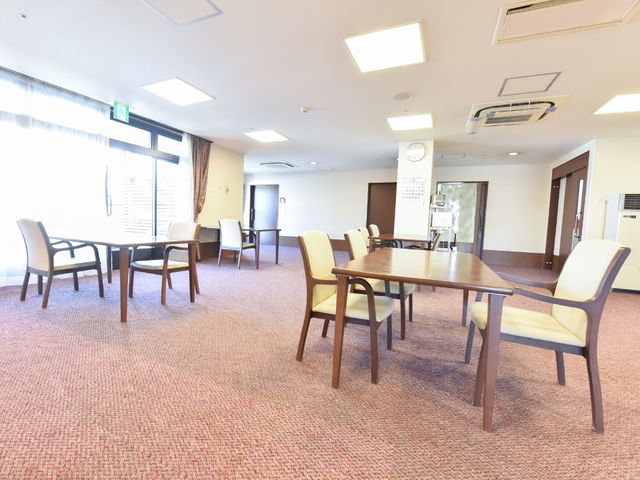 広々とした明るいラウンジ 多目的室 日差しをたっぷりと取り込むこのラウンジは、居心地の良い交流の場となっています。ゆったりとした時間を過ごしながら、同僚や訪れる人々とのコミュニケーションが楽しめます。