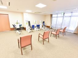 機能訓練器具と椅子の部屋