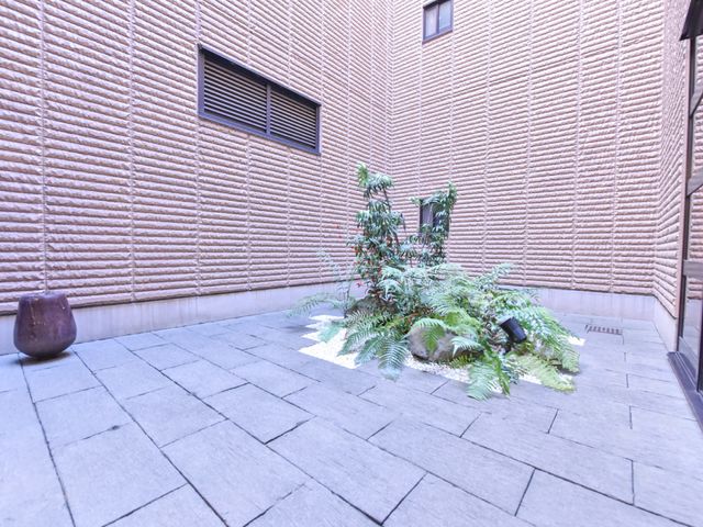中庭の植栽とタイル