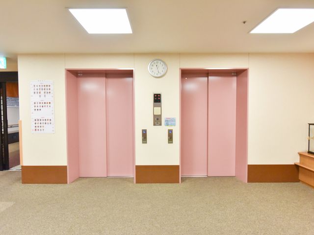 清潔感のあるエレベーターホール エレベーター 広々とした空間のエレベーターホールは、使いやすさに配慮された造りです。清潔で気持ちの良いフロア移動を実現しています。