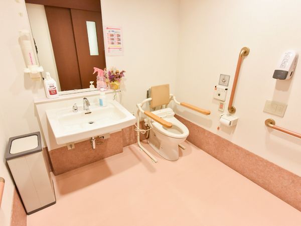 清潔なトイレと洗面台