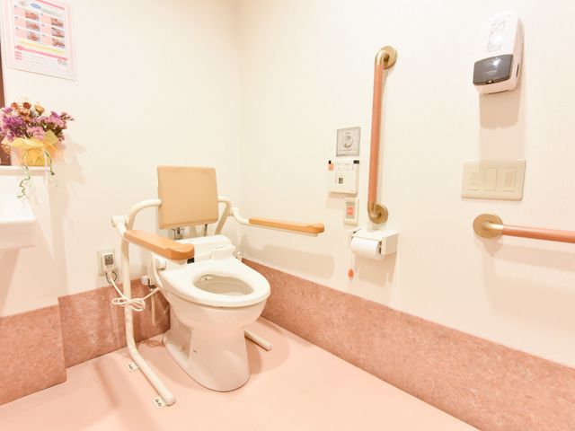 バリアフリートイレ トイレ 安全性を考慮したバリアフリー設計のトイレです。手すりや広々としたスペースで、利用者の快適性を重視しています。