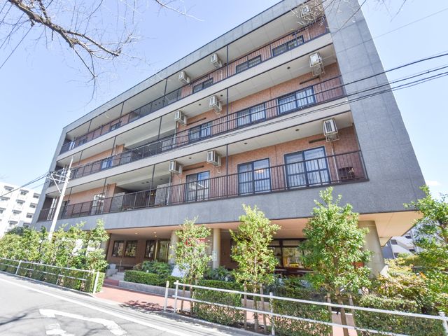 多階層の建物の外観 外観 モダンなデザインの建物は周囲の緑と調和し、静かな街並みに溶け込んでいます。明るく入りやすいエントランスが、快適な職場環境を予感させます。