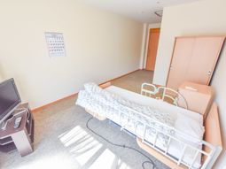 明るい居室の様子