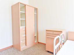 居室のクローゼットとベッド