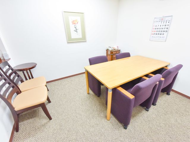 暖かい雰囲気の食堂空間 個室 ゆとりを持たせた食堂は、利用者の方々が集い交流する場として配置されています。日常生活の中での会話を楽しんでいただける空間です。
