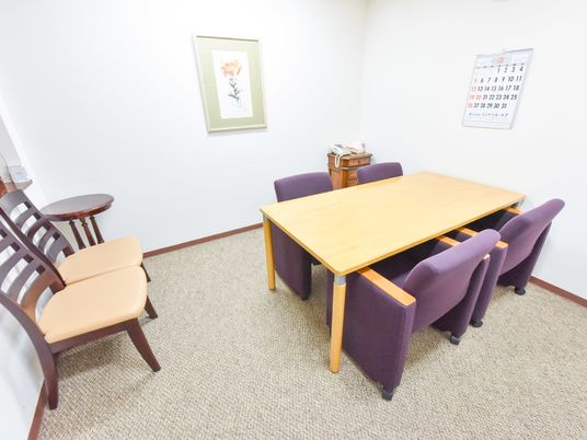 施設の写真 4人がけのテーブルが設置されており、6人程が座れるように別椅子もある。絵が飾られており、話し声が漏れないよう配慮した個室。