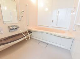 バリアフリー設計の浴室