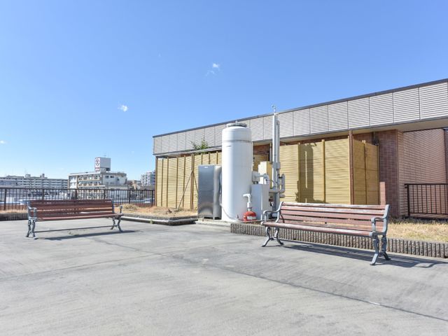中庭のベンチ 屋上 開放的な中庭では、ベンチに腰掛けて穏やかな時間を過ごせます。青空の下、心地よい風を感じながらリフレッシュできる空間です。