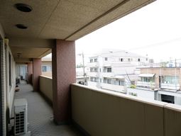 開放的なバルコニー風景