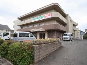 施設正面の外観と車両