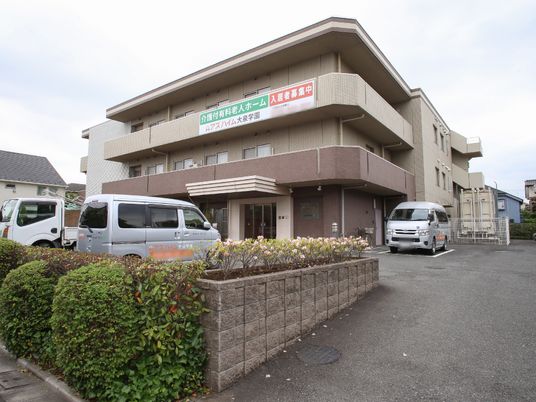 施設正面の外観と車両