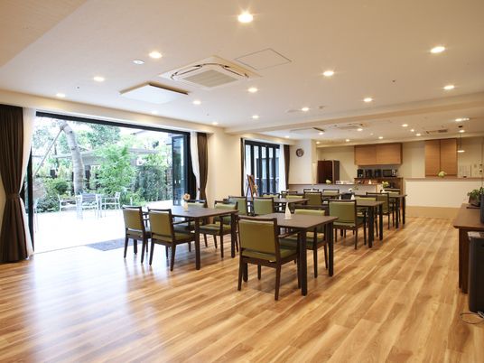 広々とした明るい食堂