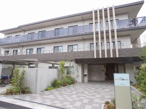 モダンな建物のエントランス