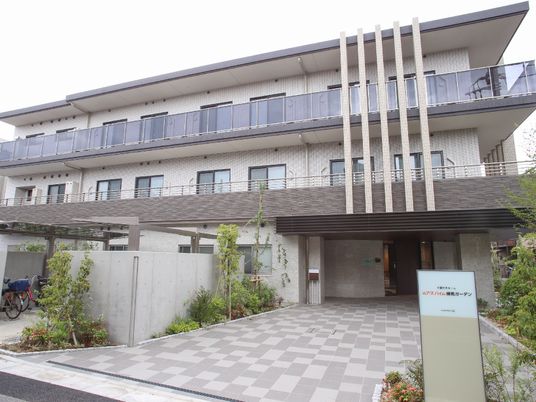 モダンな建物のエントランス