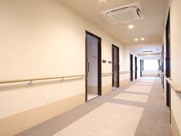 明るい廊下と部屋のドア