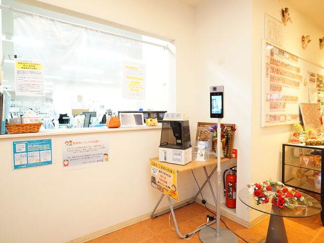 快適な施設のフロント 受付 明るく開放的な受付スペースです。スタッフが業務に取り組んでおり、来訪者に優しく対応しています。