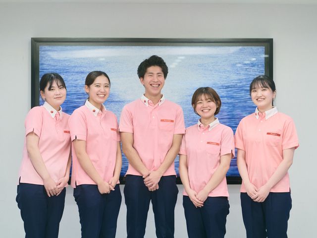 元気なスタッフの集合 スタッフイメージ 温かい笑顔で利用者様を迎える、私たちと一緒に働きませんか？明るい職場でお待ちしています。