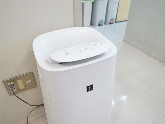 空気清浄機が設置された廊下 共有スペース 清潔な空気を保つための空気清浄機が設置されており、働く環境の衛生管理にも配慮されています。