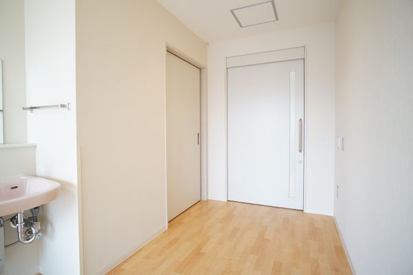 シンプルな居室の様子