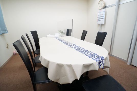 円卓と椅子がある部屋