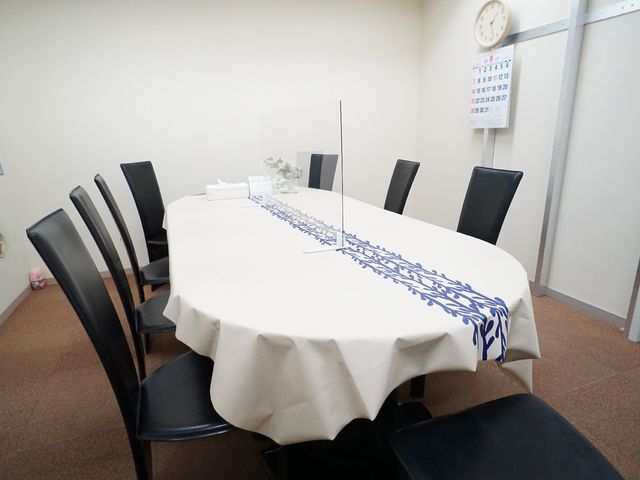 円卓と椅子がある部屋 共有スペース 円卓を囲んで食事のできる居心地の良い空間です。清潔感があり、椅子も配置されております。