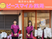 スタッフが立つ薬局の入口  