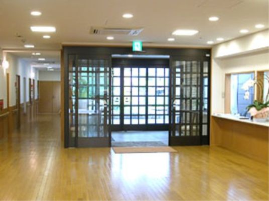 明るい廊下とエントランス