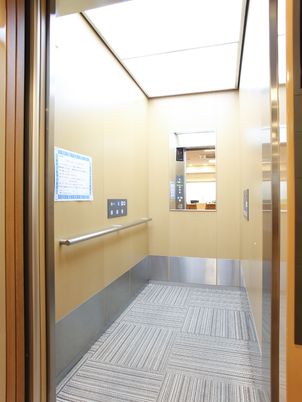 綺麗な施設のエレベーター