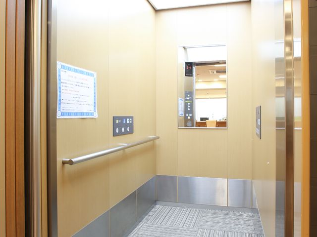 綺麗な施設のエレベーター エレベーター 手すりが設置された清潔感のあるエレベーター内部です。利用者の安全と快適な移動をサポートしています。
