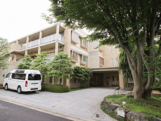 緑豊かな建物エントランス