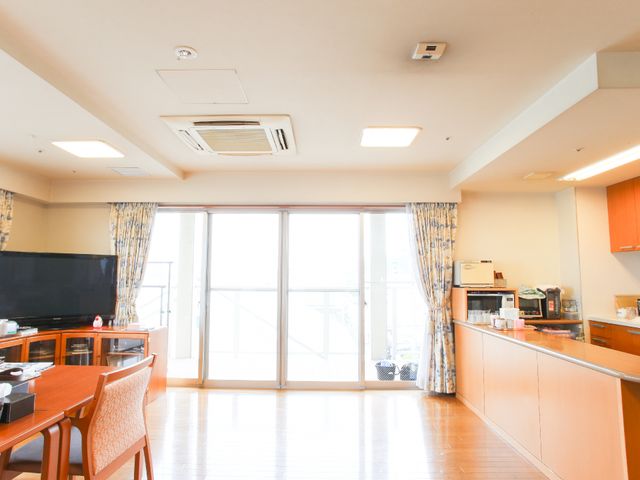 リビングの快適空間 共用スペース 広々として明るい日差しが差し込むリビングです。共有スペースとしてご利用いただけ、交流の場にも最適です。