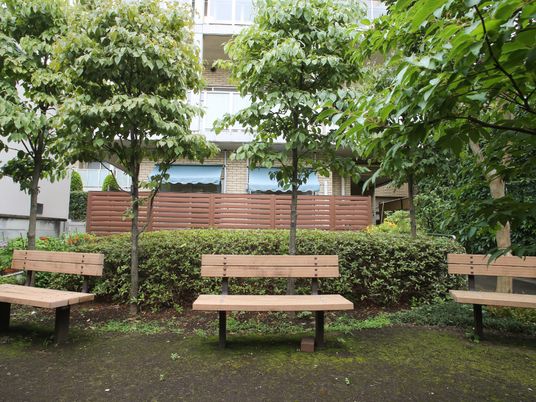 静かな中庭のベンチ