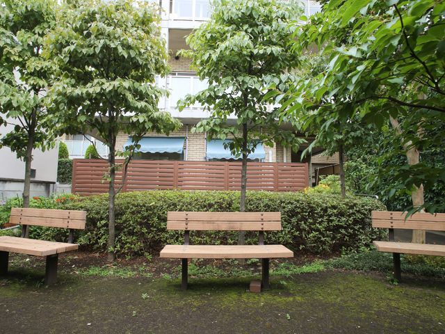 静かな中庭のベンチ お庭 木々に囲まれた中庭は、穏やかな時間が流れる憩いの場所です。ベンチで新鮮な空気を楽しむことが出来ます。