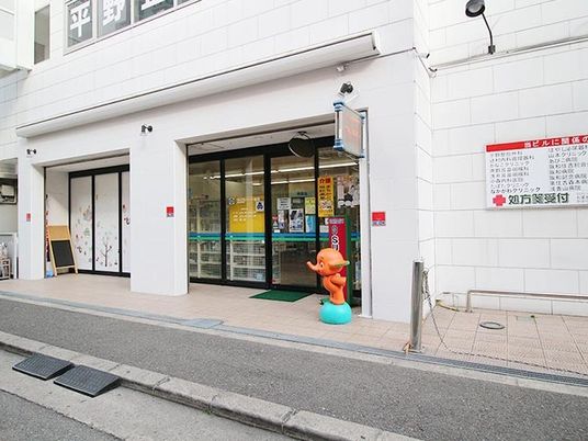 白い外壁の玄関  